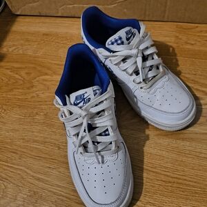 Nike Low-Top Sneakers in White with Bright Blue Collar**Size 5Y/ Women's 6.5-7**